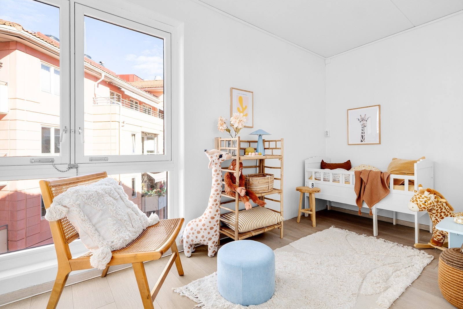 Her har du god plass til større seng, oppbevaring og skrivebord. Galleribilde