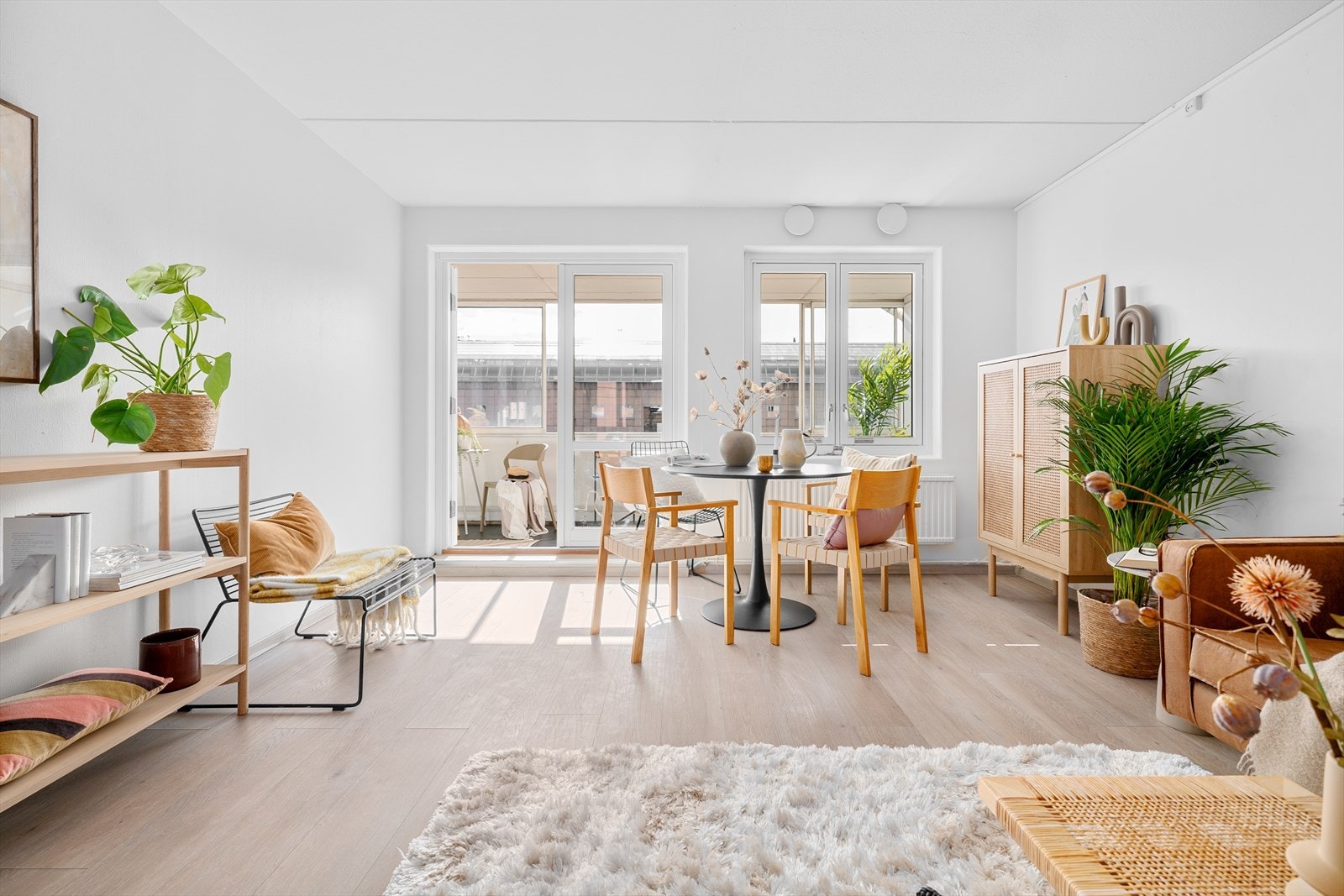 Stuen er romslig, med mulighet for møblering i ulike soner. Galleribilde