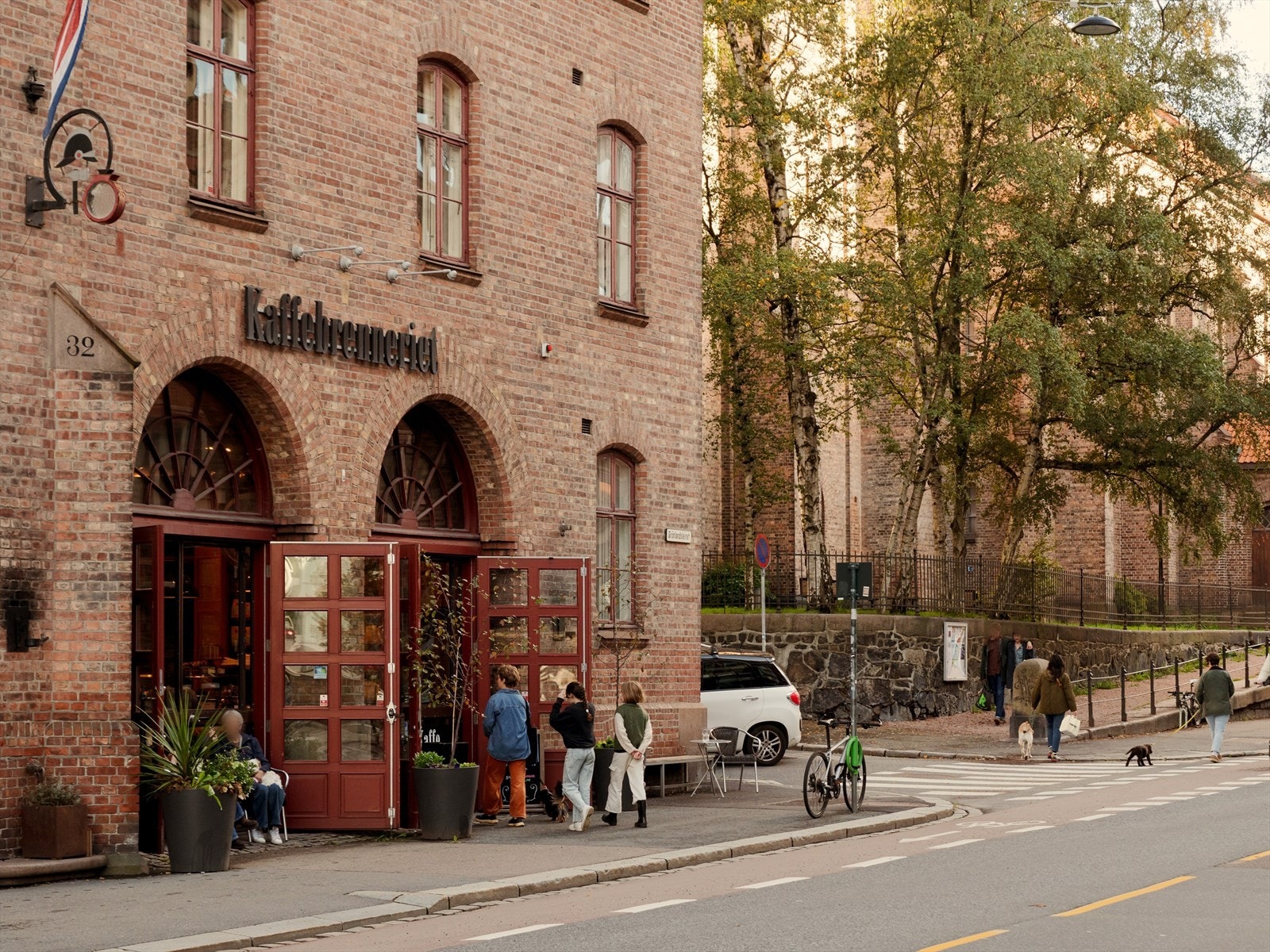 Dagens første kaffekopp kan for eksempel kjøpes her, på Kaffebrenneriet i den gamle brannstasjonen. Galleribilde