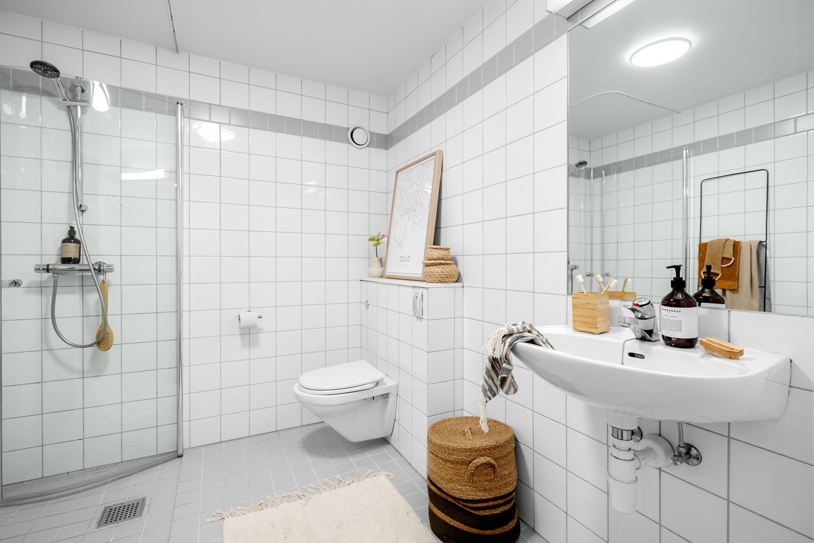 Lyst flislagt bad med vannbåren gulvvarme. Galleribilde