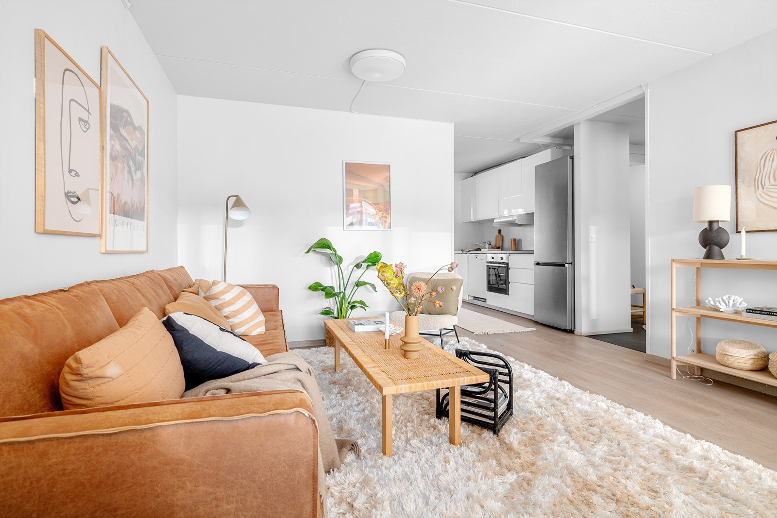 Den åpne løsningen gir et sosialt allrom med plass til mange. Galleribilde