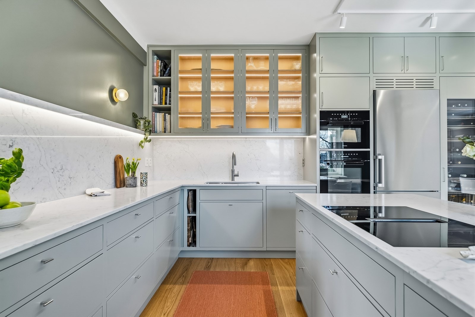Eksklusivt og snekkebygget kjøkken fra T Design Studio med hvitevarer fra Miele og Quooker. Her er ingenting overlatt til tilfeldighetene! Galleribilde