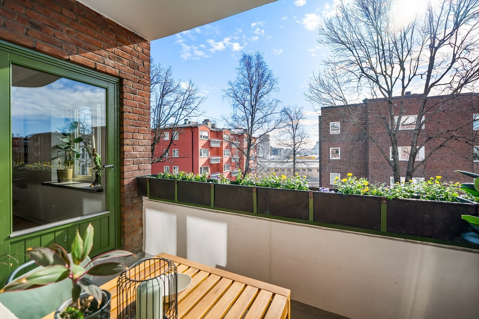 Hyggelig utsikt mot sjøen og Tjuvholmen. Området er rolig og tilbaketrukket - samtidig med kort vei til både byliv, sjø og kollektivtransport. Galleribilde