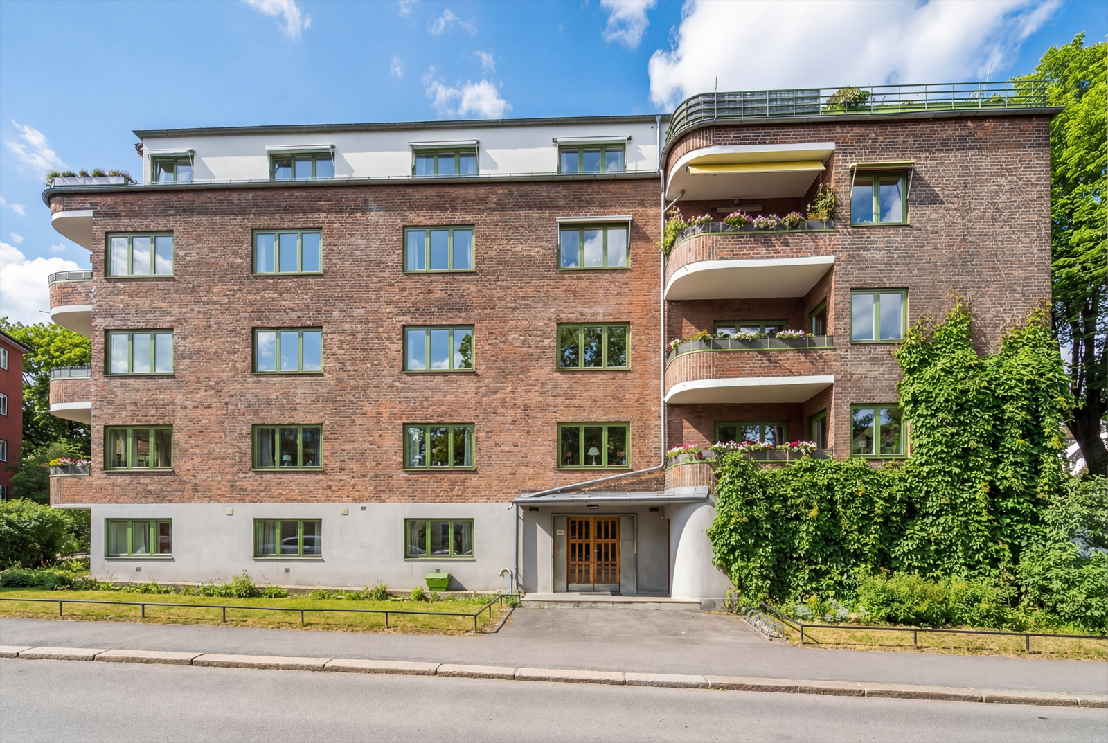 Det er vedtatt å selge vaktmesterleiligheten. Det vil gi gode inntekter til aksjeselskapet som planlegger å nedbetale fellesgjeld og bruke overskytende til framtidig vedlikehold. Galleribilde
