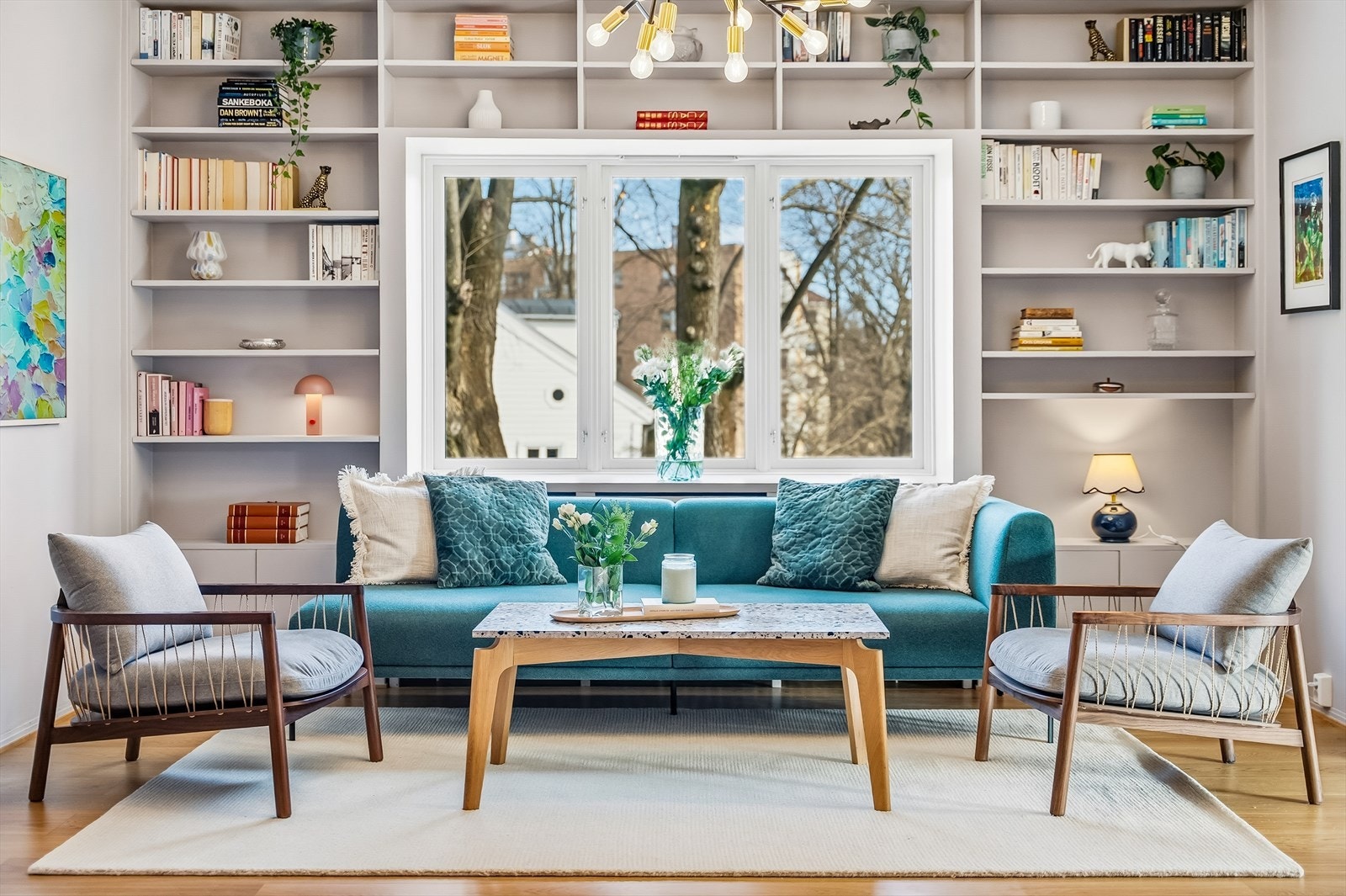 Snekkerbygde hyller og store vindusflater som slipper inn mye naturlig lys. Galleribilde