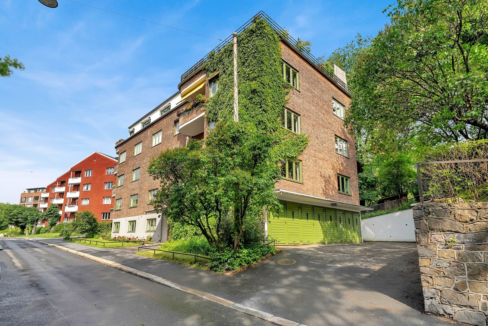 Det er seks garasjeplasser til åtte leiligheter i bygget som tildeles av styret til aksjeeiere etter ansiennitet. Det er også mulig å overta parkeringsleie rett over gaten hvis ønskelig. Galleribilde