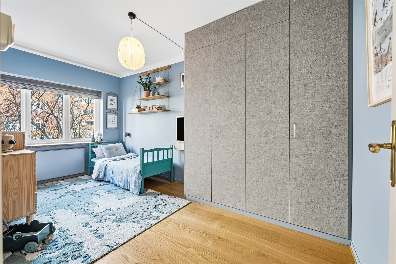 Soverom nr.3. Også dette er meget romslig med snekkertilpasset garderobe og god plass til seng og annet møblement. Galleribilde