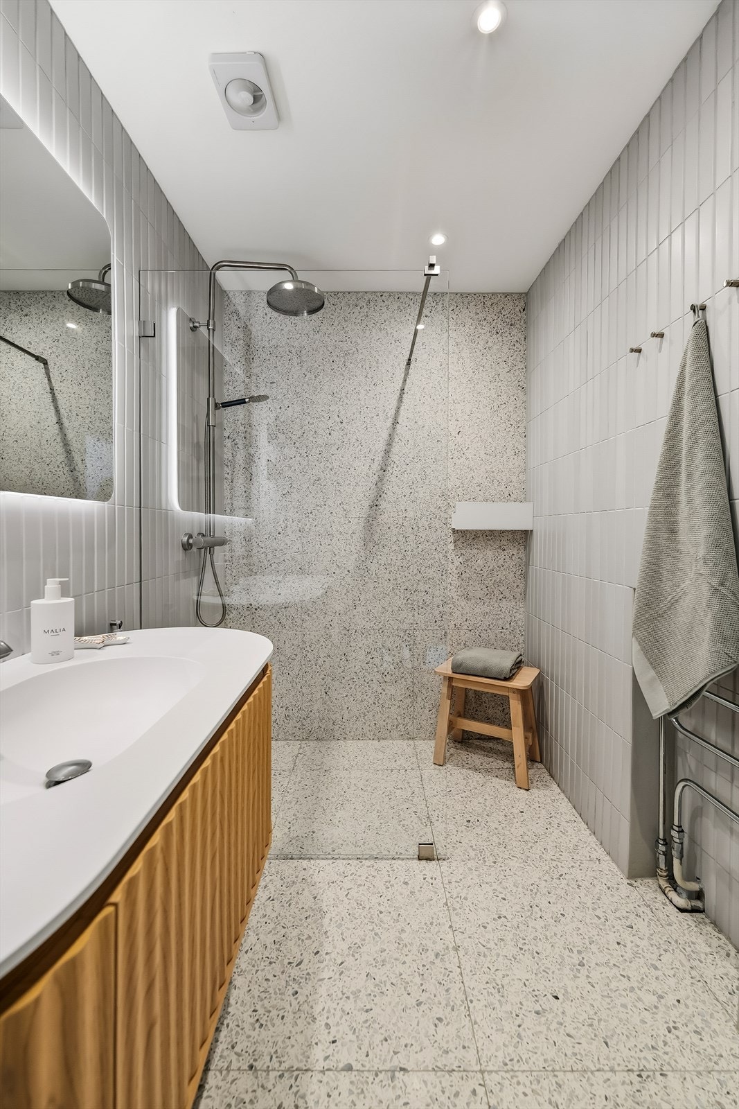 I tilknytning til hovedsoverom er ett av leilighetens to store bad. Badene + toalett ble totalrehabilitert i 24/25 med kun TG1 i tilstandsrapport. Galleribilde