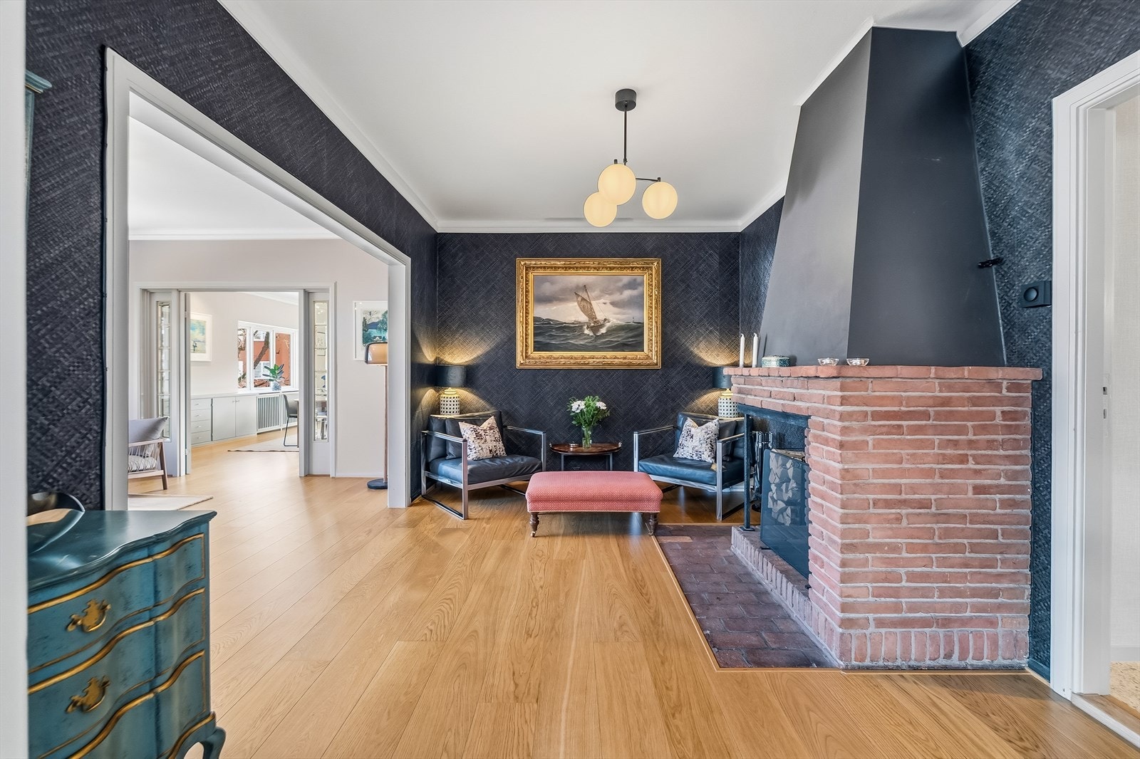 Peisestue med rålekker tapet fra Elitis. Galleribilde