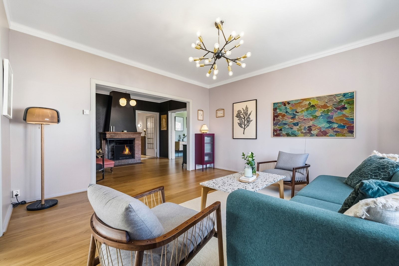 Flott 1-stavs eikeparkett på gulv.Farge- og tapetvalg med gjort i samråd med interiørdesigner. . Galleribilde