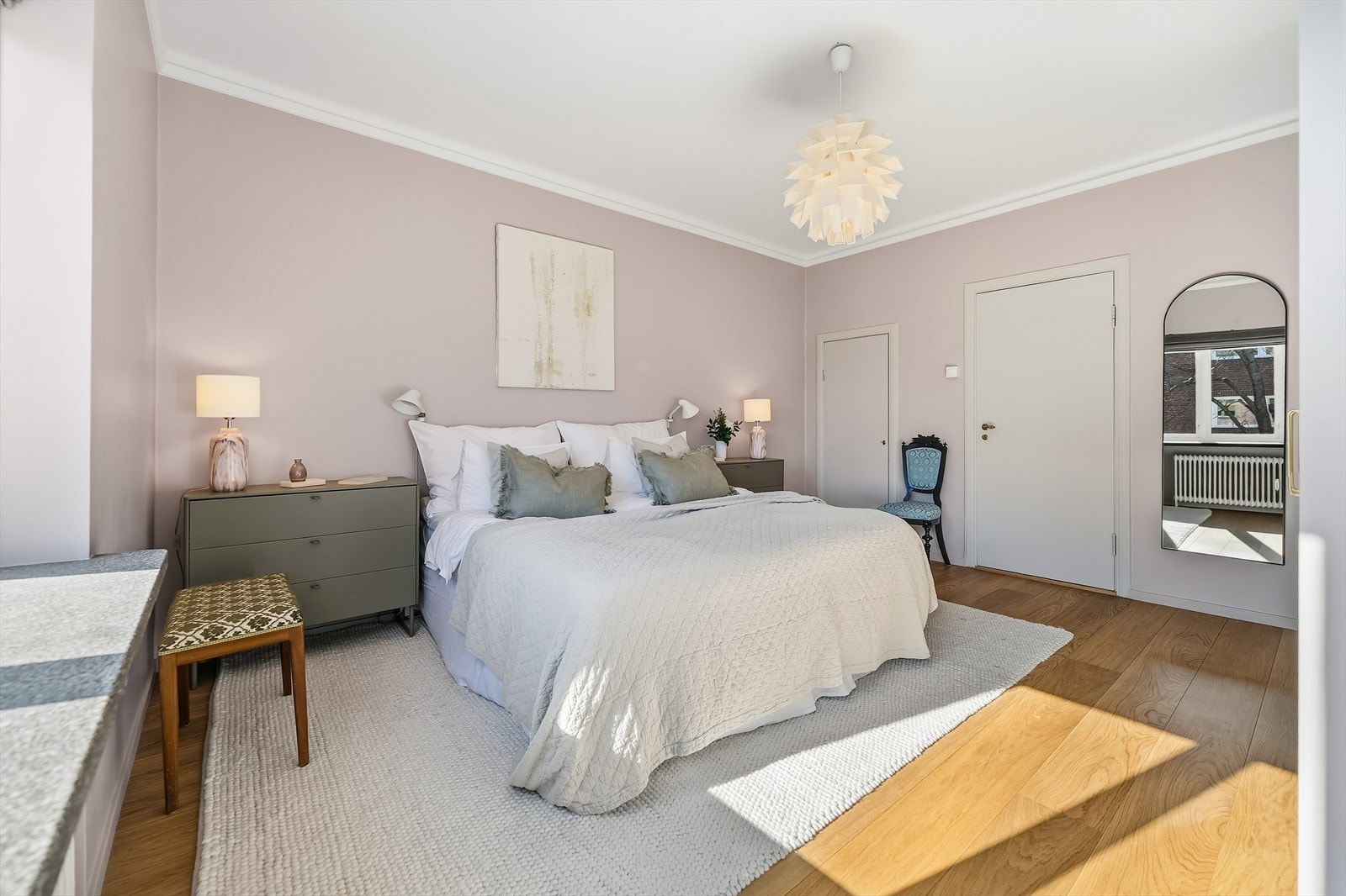 Hovedsoverom av meget god størrelse med plass til dobbeltseng og annet møblement. Galleribilde