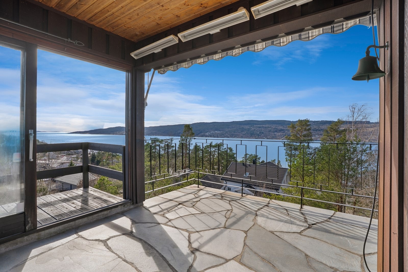 Fra stuen er det utgang til skiferbelagt terrasse med skyvebalkongdør, markise, varmelamper og belysning. Galleribilde