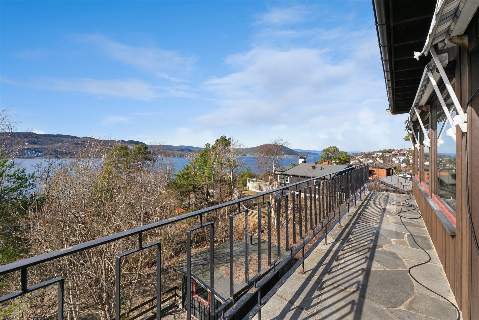 Eiendommen ligger i en blindvei og har fin utsikt mot fjorden, og gode sol- og lysforhold. Galleribilde