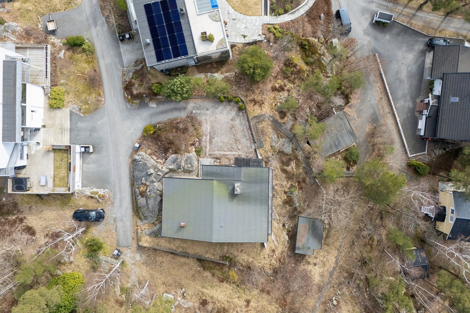 Dronebilde som viser tomten sett ovenfra - flott oversikt over eiendommens plassering og uteområder. Galleribilde