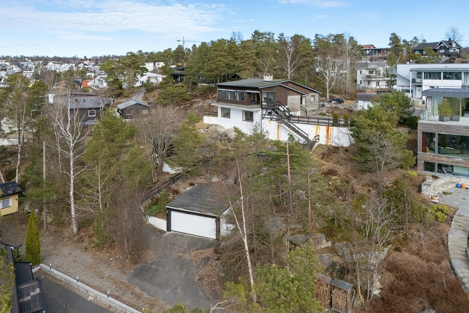 Enebolig opprinnelig oppført i 1960 og er senere tilbygget i 1973. Eiendommen har også garasje, utebod og anneks. Galleribilde