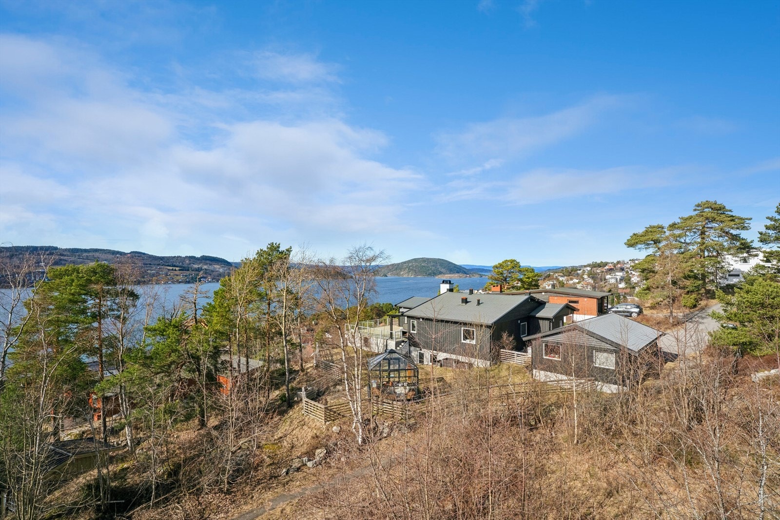 Eiendommen ligger i et rolig, attraktivt og meget barnevennlig boligområde på Elle i Drøbak, kort vei til Drøbak sentrum, som ligger ca. 2 km unna. Galleribilde