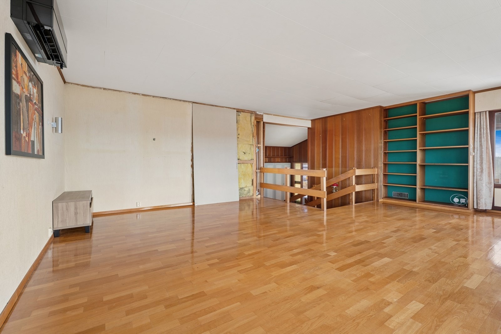 Stuen har klassisk parkett på gulvet, tapet på veggene og malte himlingsplater. Galleribilde
