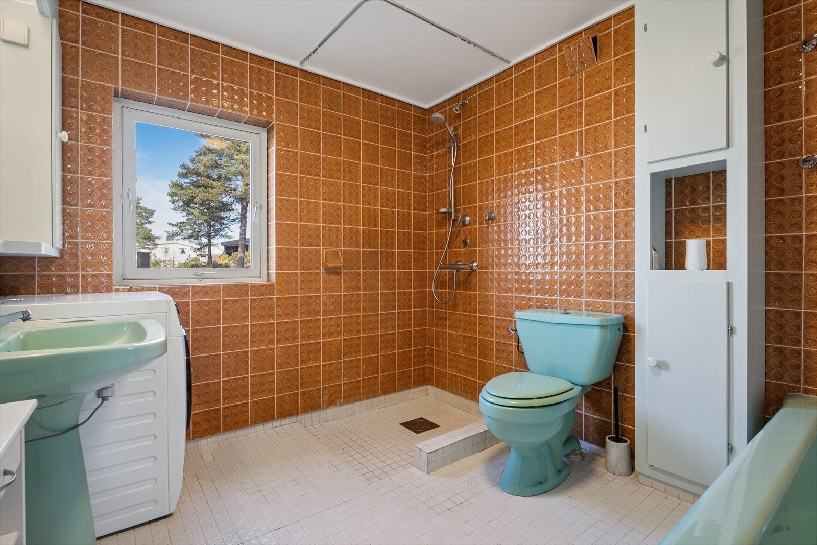 Badet, som antas å være fra byggeåret, er innredet med toalett, servant, dusj og badekar. Galleribilde