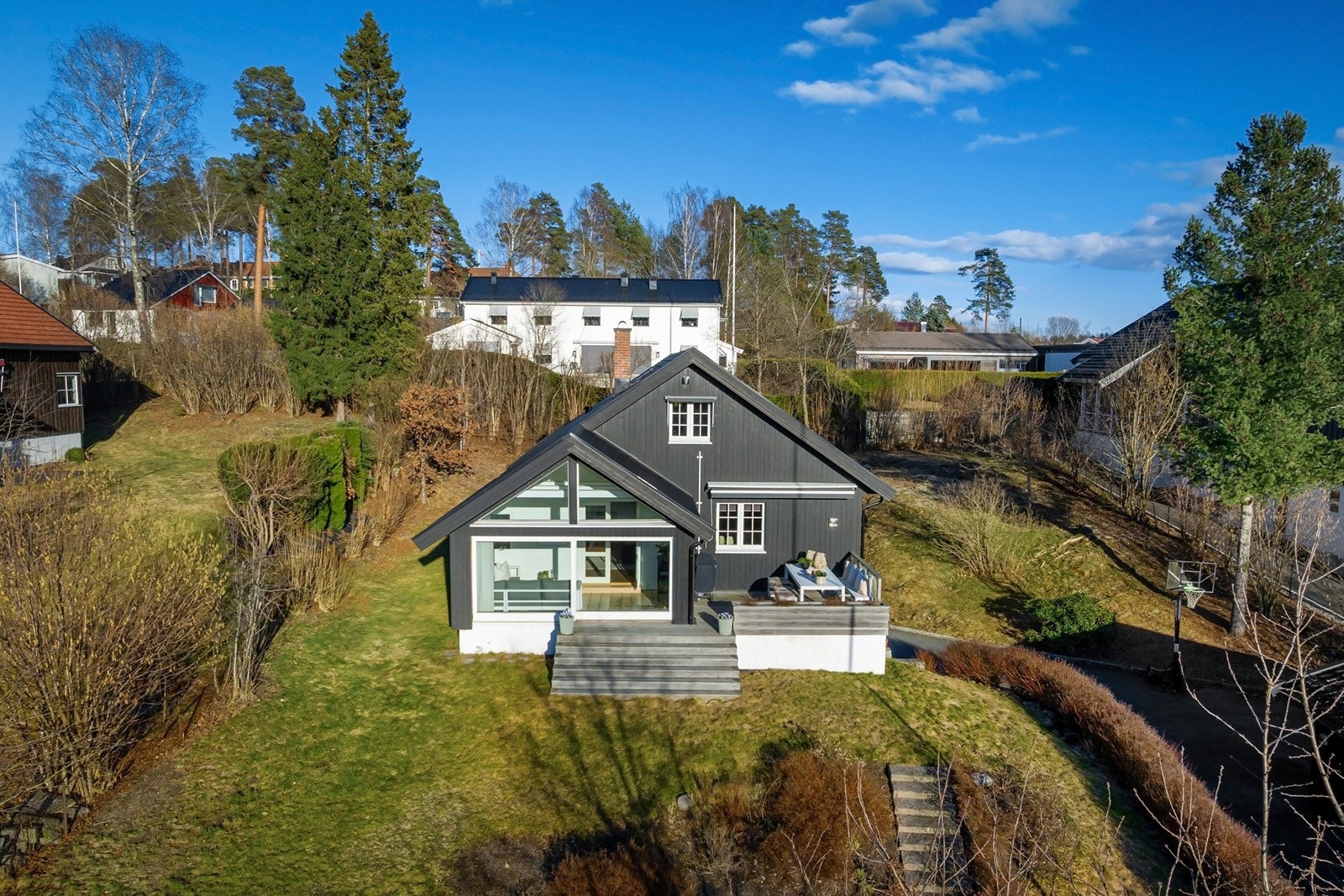 Både Eiksmarka senter, barneskole, barnehage og T-banestasjonen ligger kun 4-500 meter unna boligen Galleribilde