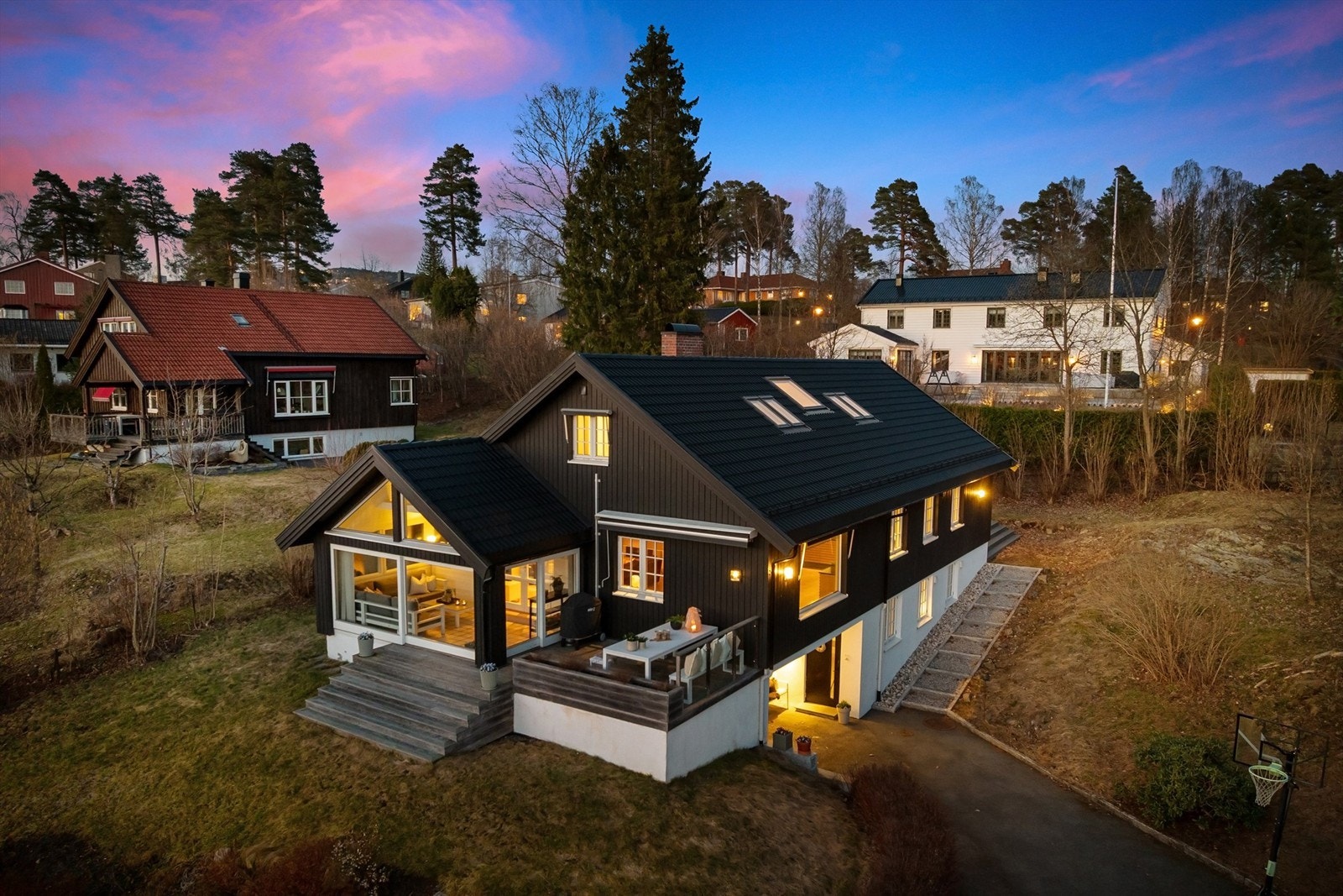 Tomt på 1,48 mål har sol fra morgen til kveld, med en østvendt markterrasse på 42 kvm og en vestvendt balkong på 22 kvm Galleribilde