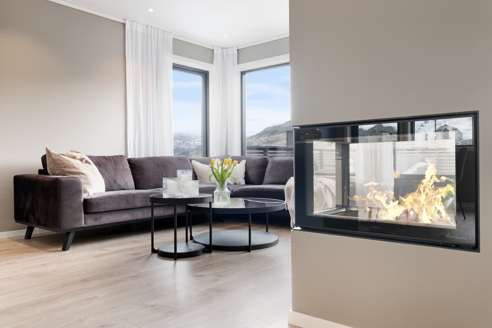 Stove og kjøkken kjem i ei opa løysing med plass til innreiing av både sofagruppe og kjøkkenbord. Galleribilde