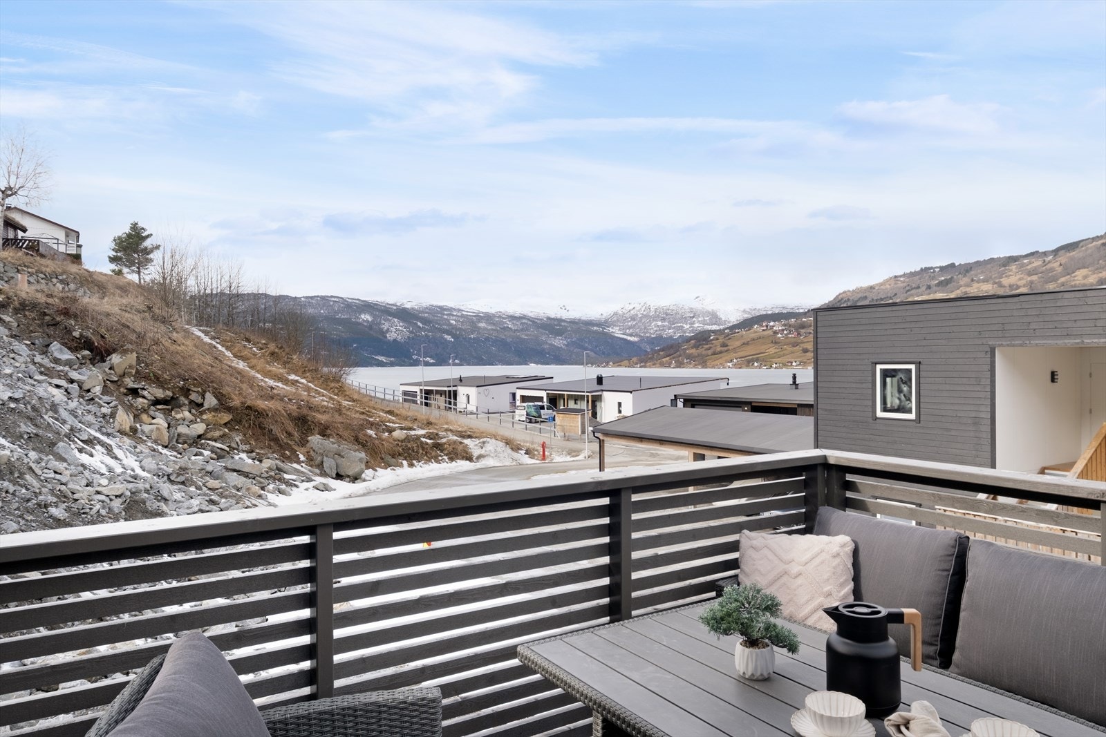 Her ute kan ein nyte utsikt til delar av Hafslovatnet og gode solforhald sommarstid. Galleribilde