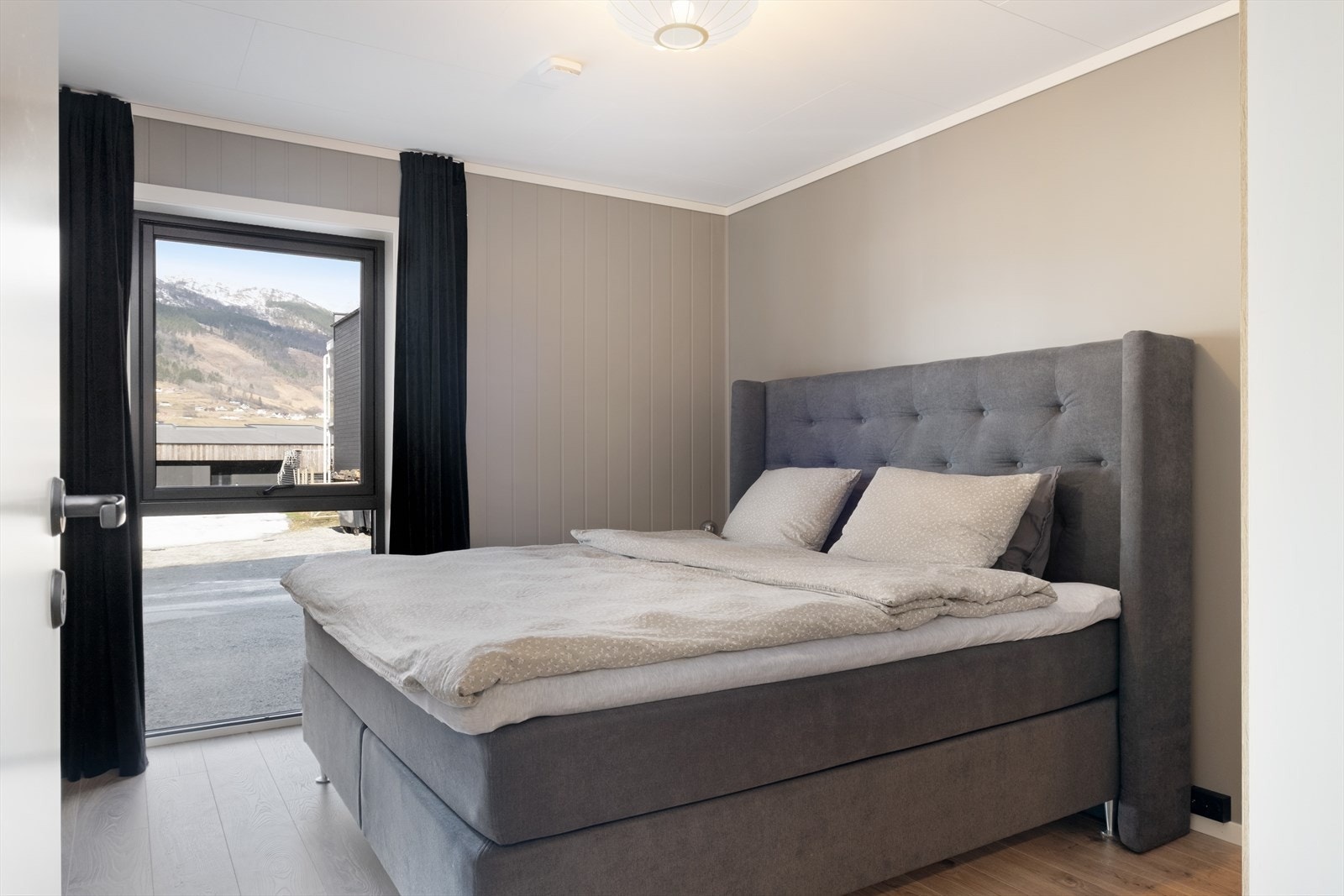 Det er 2 soverom i denne etasjen. Hovudsoverommet har plass til ei dobbeltseng og garderobe. Galleribilde