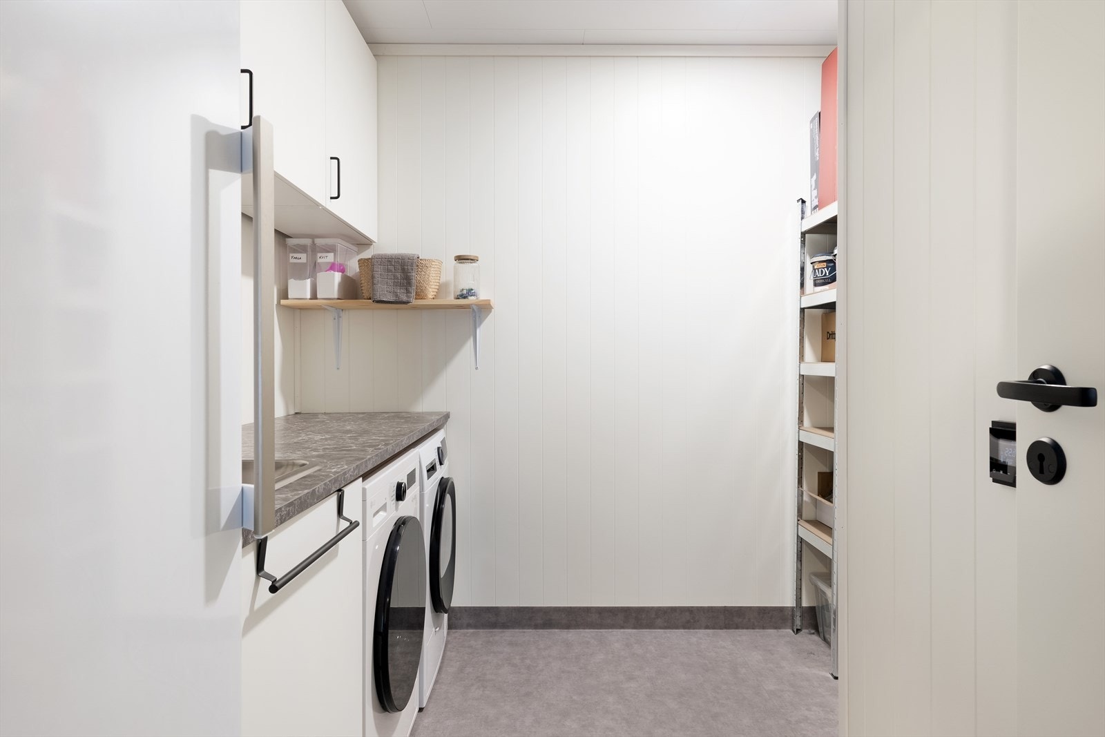 Kombinert bod/vaskerom med belegg på golv med oppbrett på vegg. Veggane er utførte med fabrikkmålte veggplater med fasprofil. Innvendige tak er utførte med himlingsplater. Galleribilde