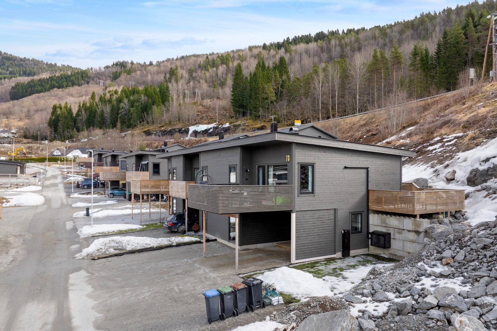 Rekkehuset er på 2 etasjar og inneheld bl.a. 4 soverom, bad, toalett og parkering i carport. Galleribilde