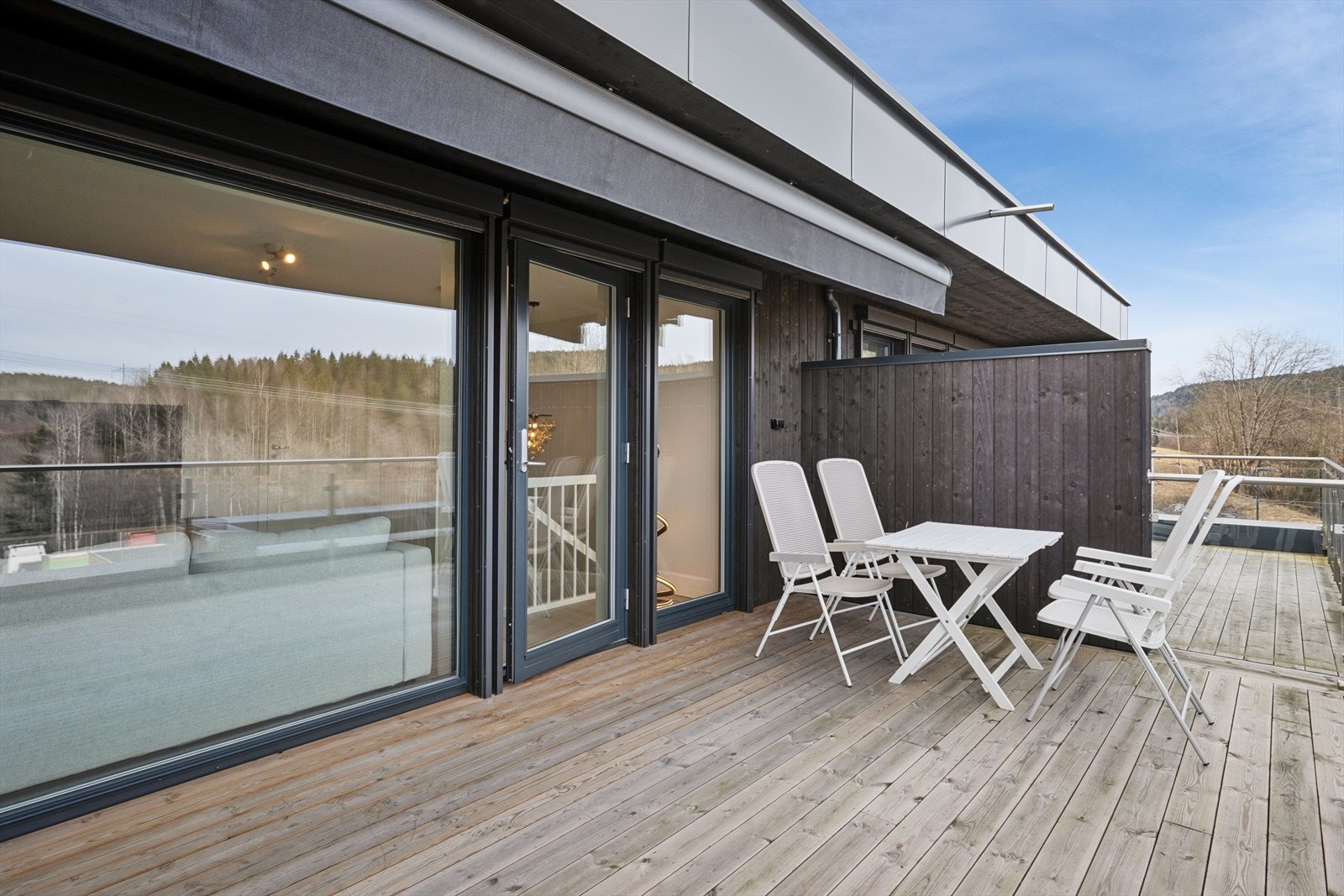 Boligen har flere uteplasser på totalt 38 m² med gode solforhold gjennom hele dagen. Galleribilde