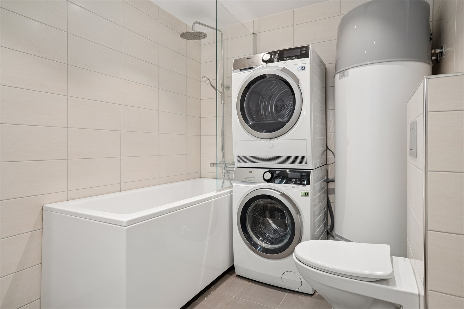 Badet er utstyrt med badekar med dusjarmatur, vegghengt toalett, servant, opplegg for vaskemaskin og varmtvannsbereder fra 2022. Galleribilde