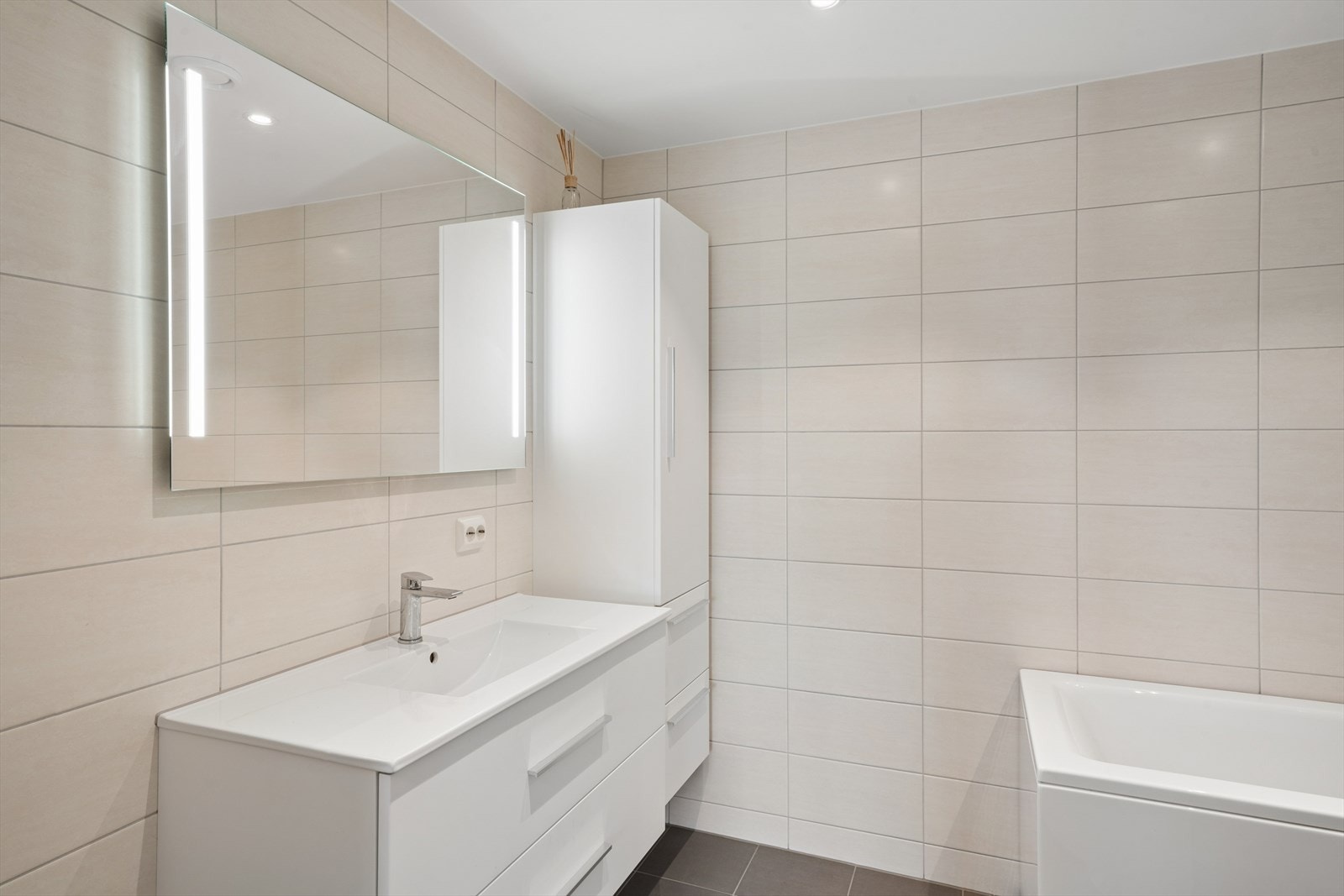 Badet i underetasjen er meget stilrent med flislagte overflater og elektriske varmekabler i gulvet. Galleribilde