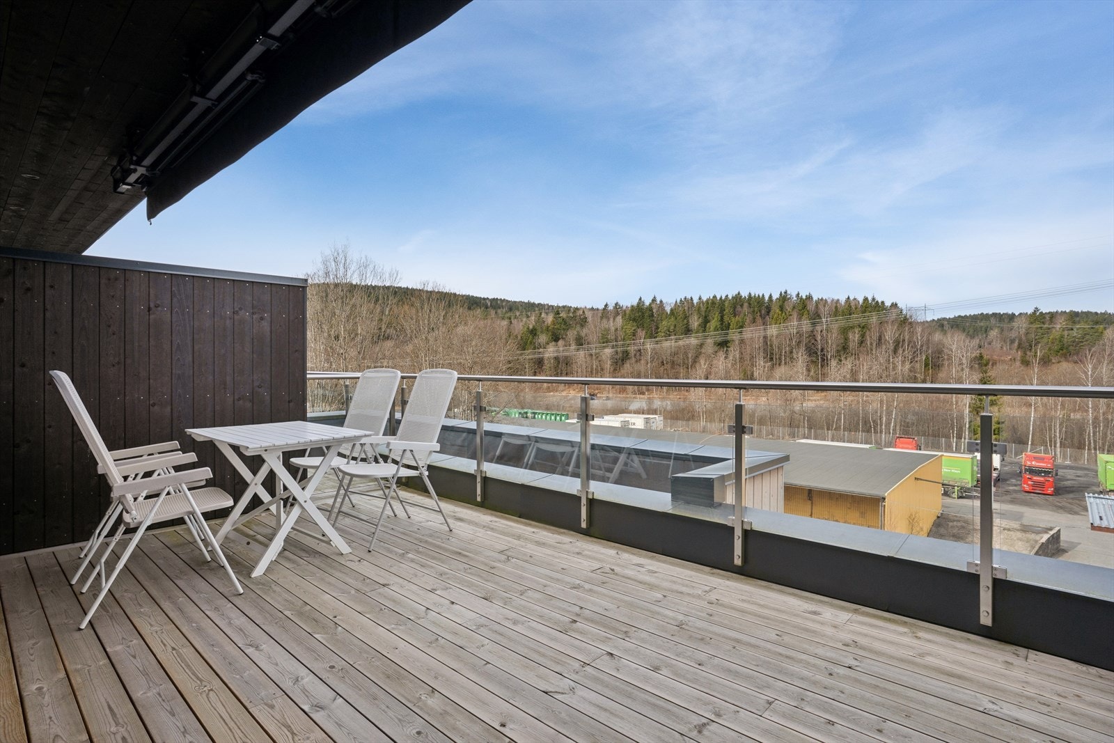 Terrassen har god plass til utemøbler og er utstyrt med markise. Galleribilde