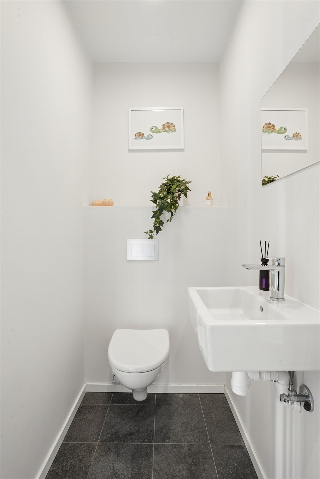 I tillegg er det et separat toalettrommet i første etasje med varmekabler i gulvet og vegghengt toalett. Galleribilde