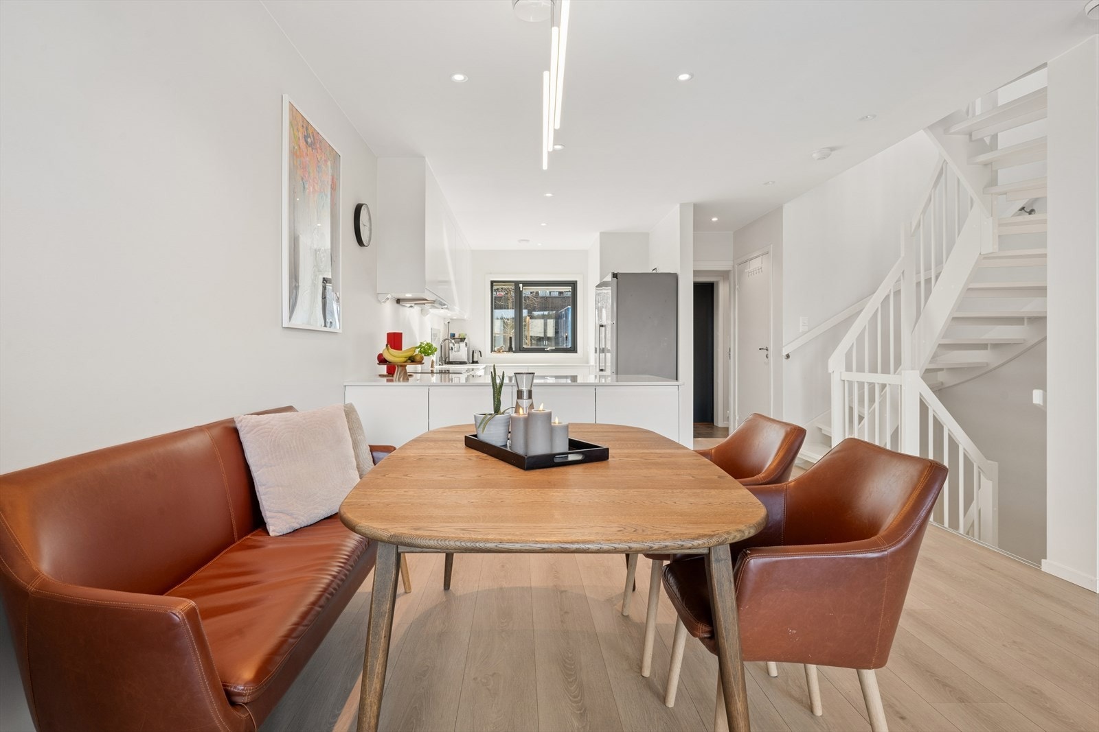 Den åpne løsningen mellom stue og kjøkken skaper en luftig og sosial atmosfære, med downlights i himlingen. I gulvet på stuen og kjøkkenet er det varmefolie. Galleribilde