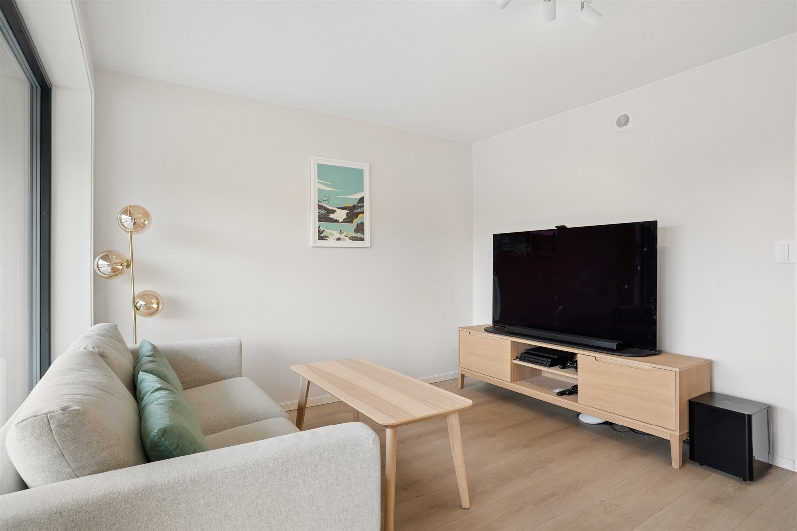 I andre etasje er det en ekstra stue med stor fleksibilitet og kan fint benyttes som TV-stue, oppholdsrom eller lekeareal. Galleribilde