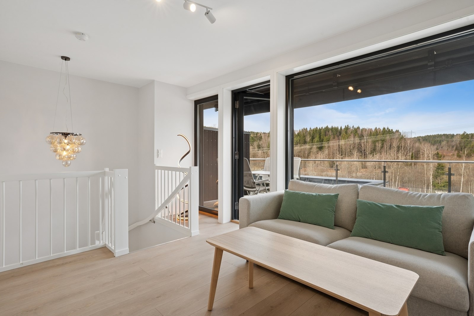 Stuen gir ekstra fleksibilitet og har utgang til en solrik terrasse på 16,6 m². Galleribilde