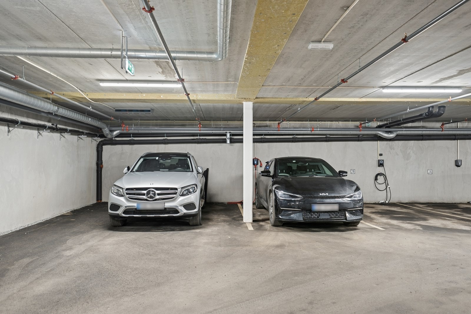 Boligen disponerer en fast parkeringsplass i felles garasjeanlegg. Plassen er merket nr. 30 og har montert elbil-lader. Galleribilde