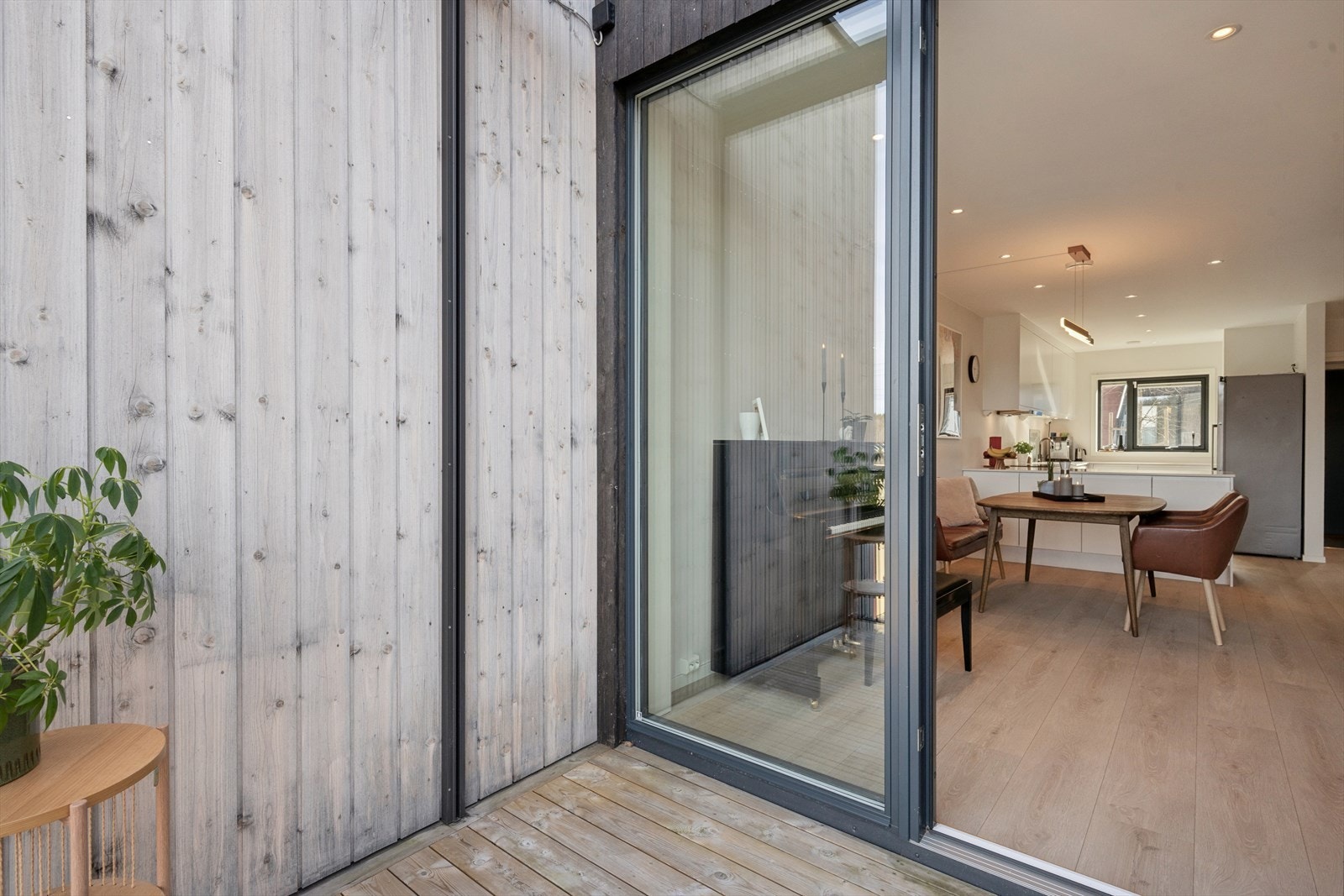 Fra stuen i første etasje er det utgang til en trivelig balkong på 4,8 m². Galleribilde