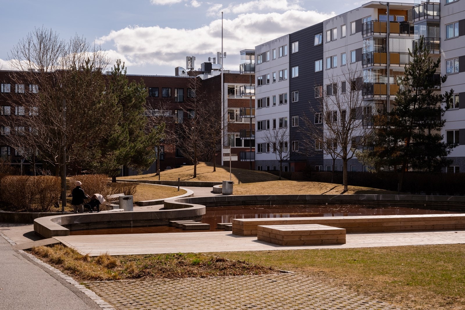Fellesområdet mellom blokkene er pent opparbeidet med gangstier og gressplen. Galleribilde