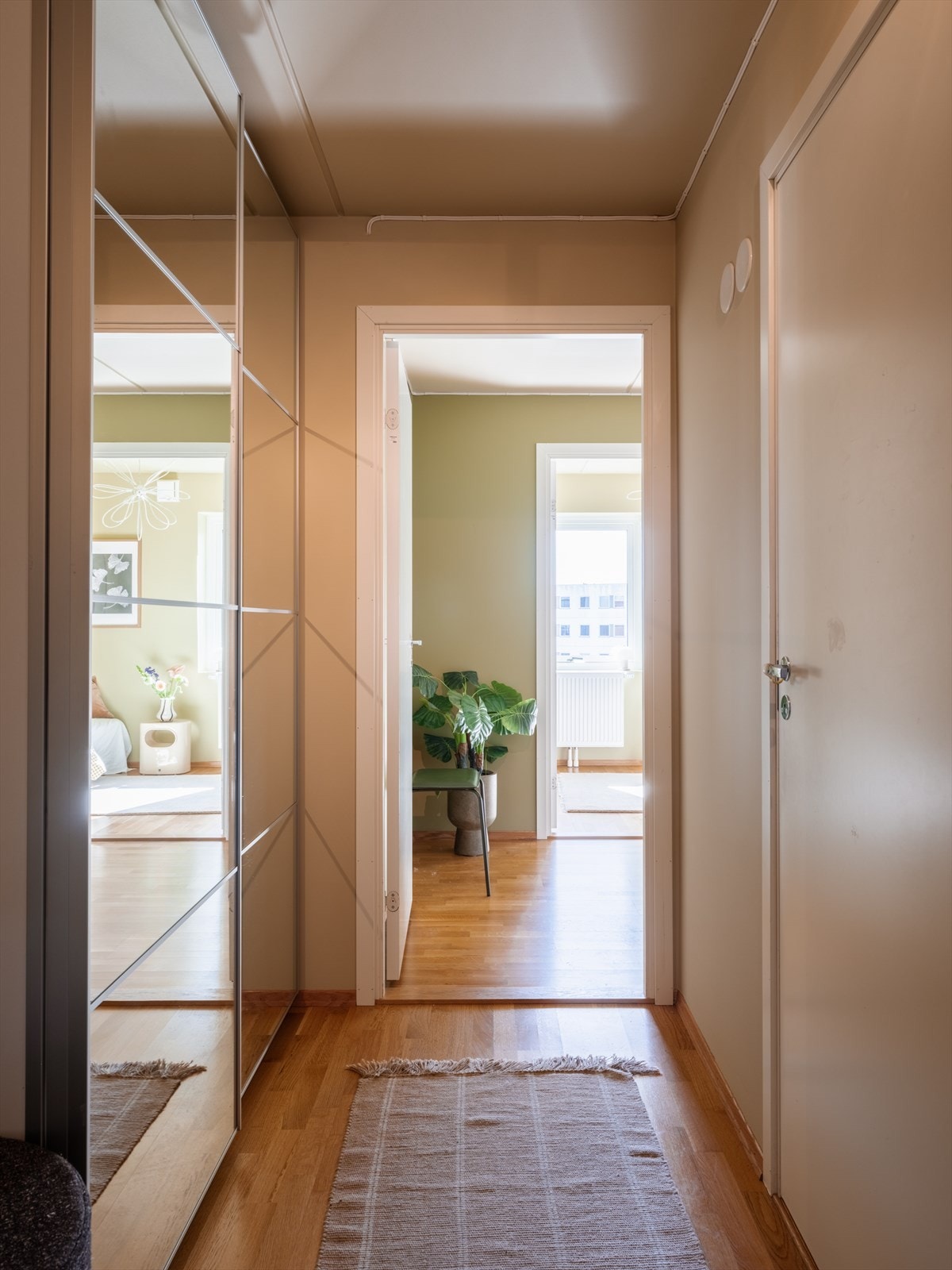 Hyggelig entré med en stor skyvedørsgarderobe med speilfront som gir god oppbevaringsplass. Galleribilde