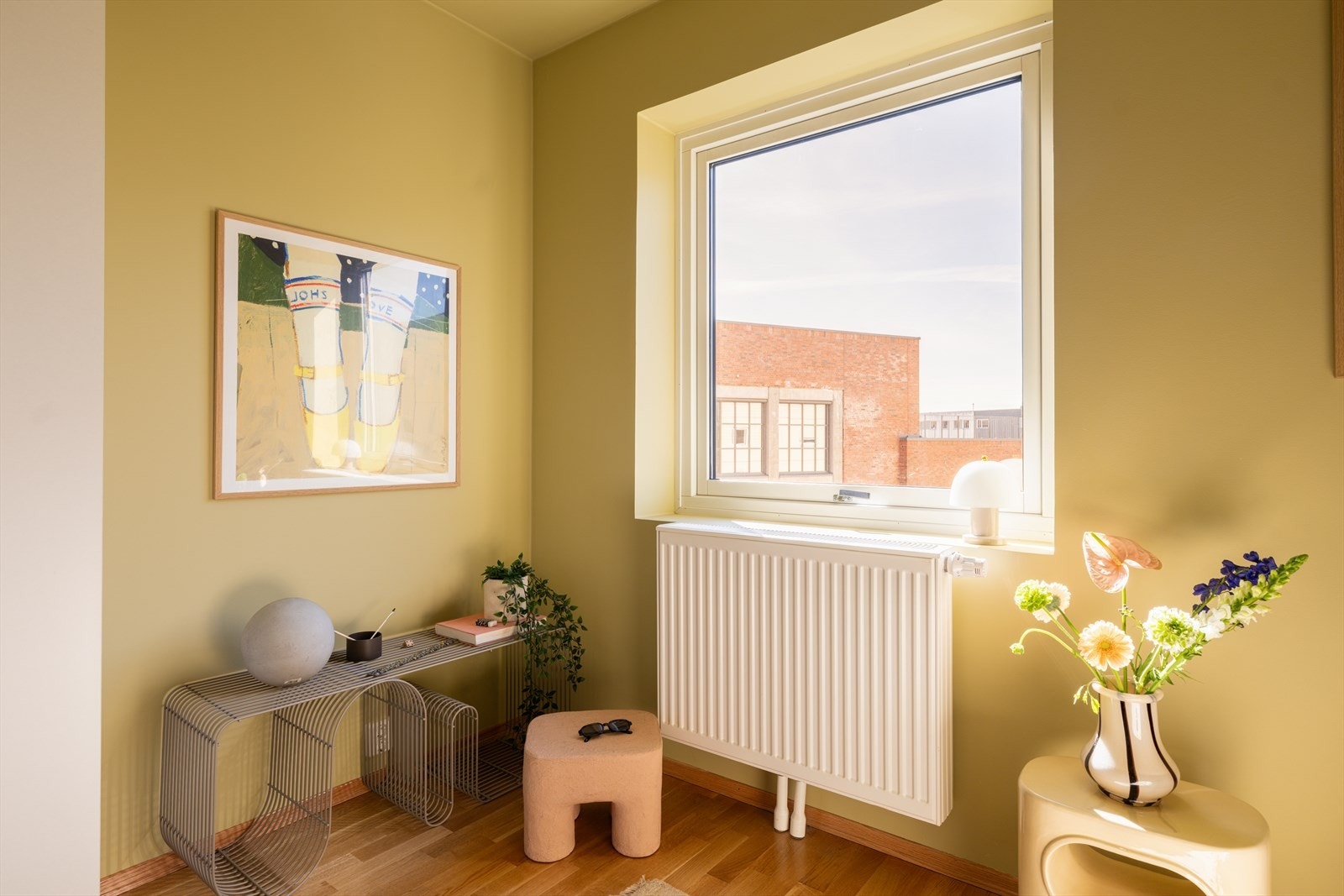 Det er også god plass til en kontorpult og garderobeskap. Galleribilde