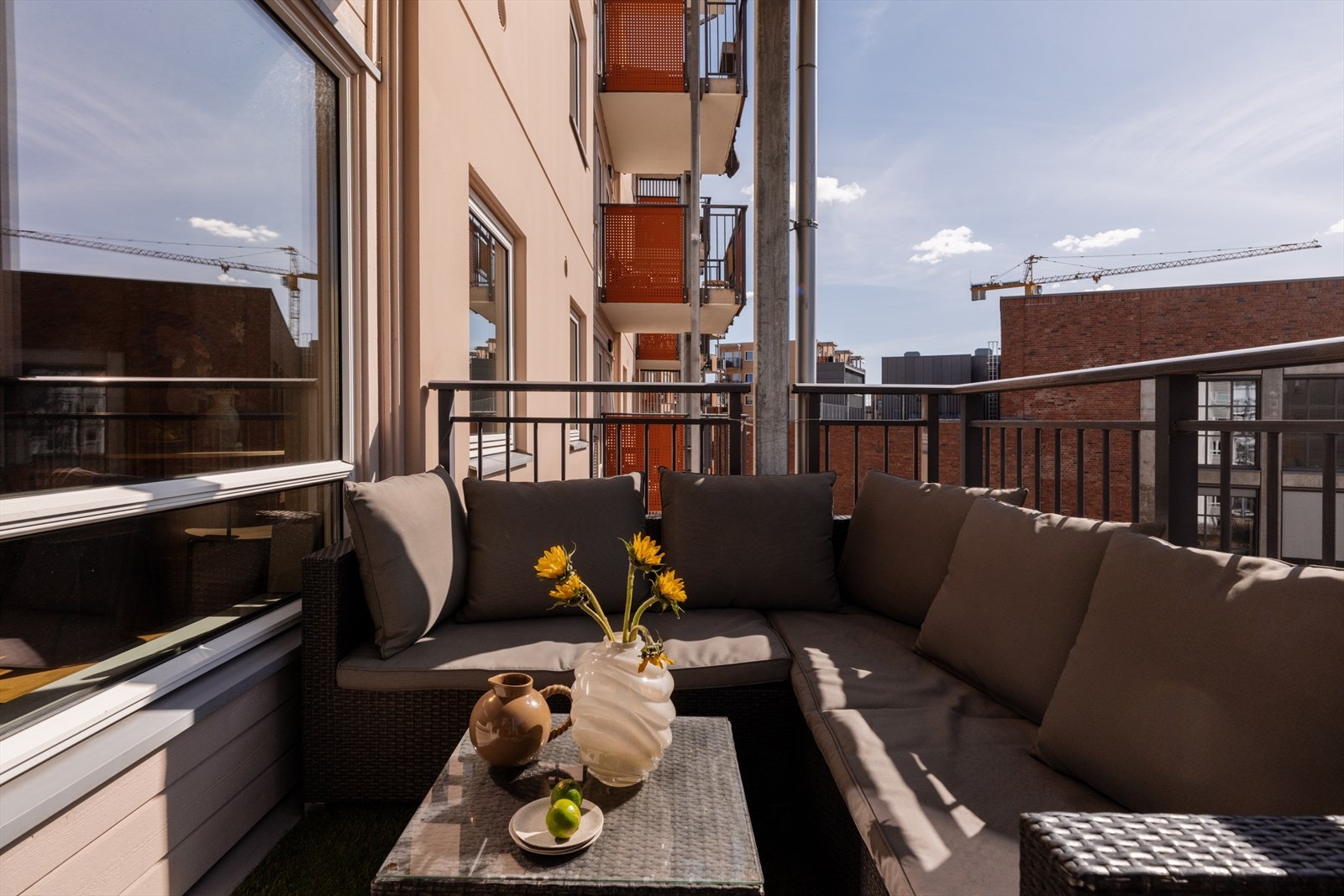 God plass til utemøbler som f. eks en stor loungegruppe, grill og beplantning. Galleribilde
