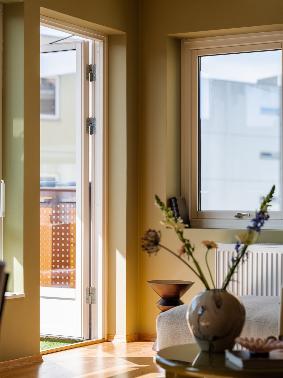 Utgang til en herlig balkong via stuen. Galleribilde