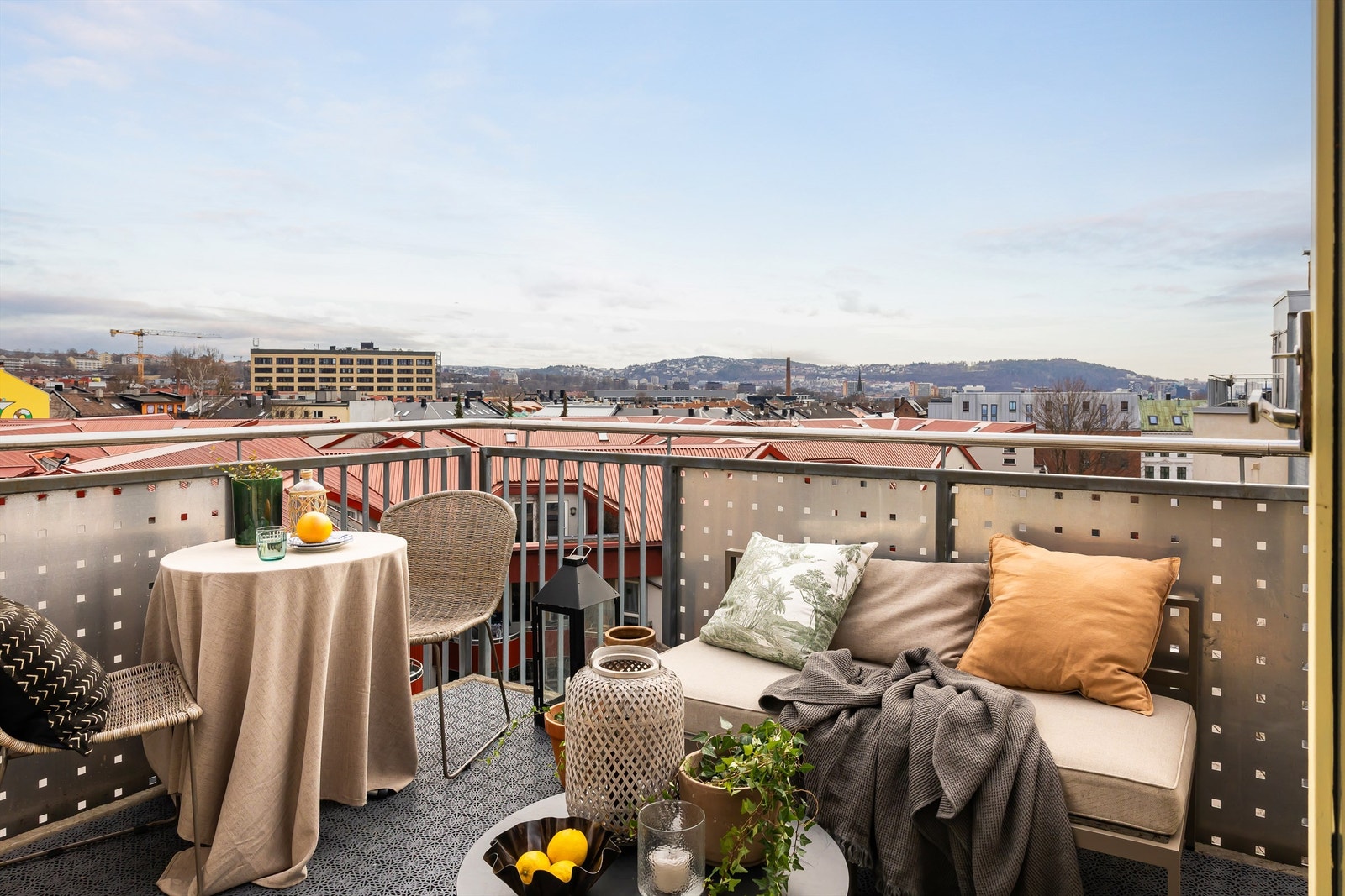Fra stuen er det direkte utgang til en flott balkong med fantastisk utsikt over Oslo. Galleribilde