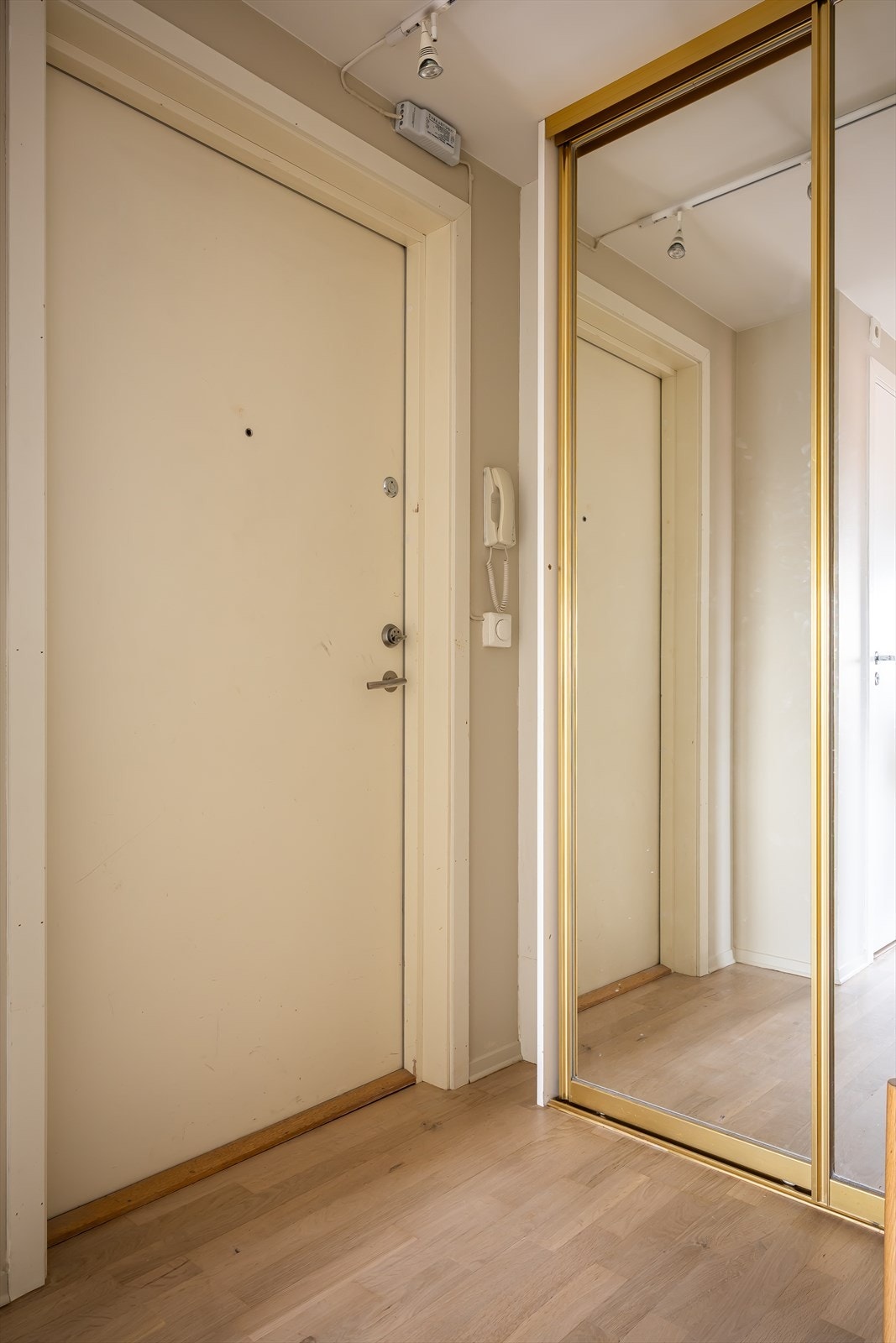 God plass til å henge fra henge fra seg ytterklær i skyvedørsgarderobe i entréen. Velkommen til en hyggelig visning. Galleribilde