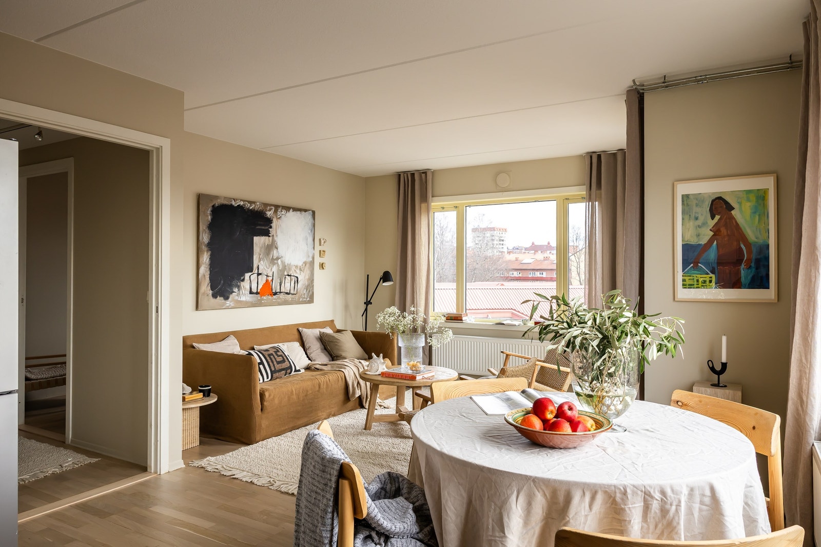 Pene, nymalte vegger og lekker, nyslipt parkett på gulv skaper et moderne uttrykk. Galleribilde