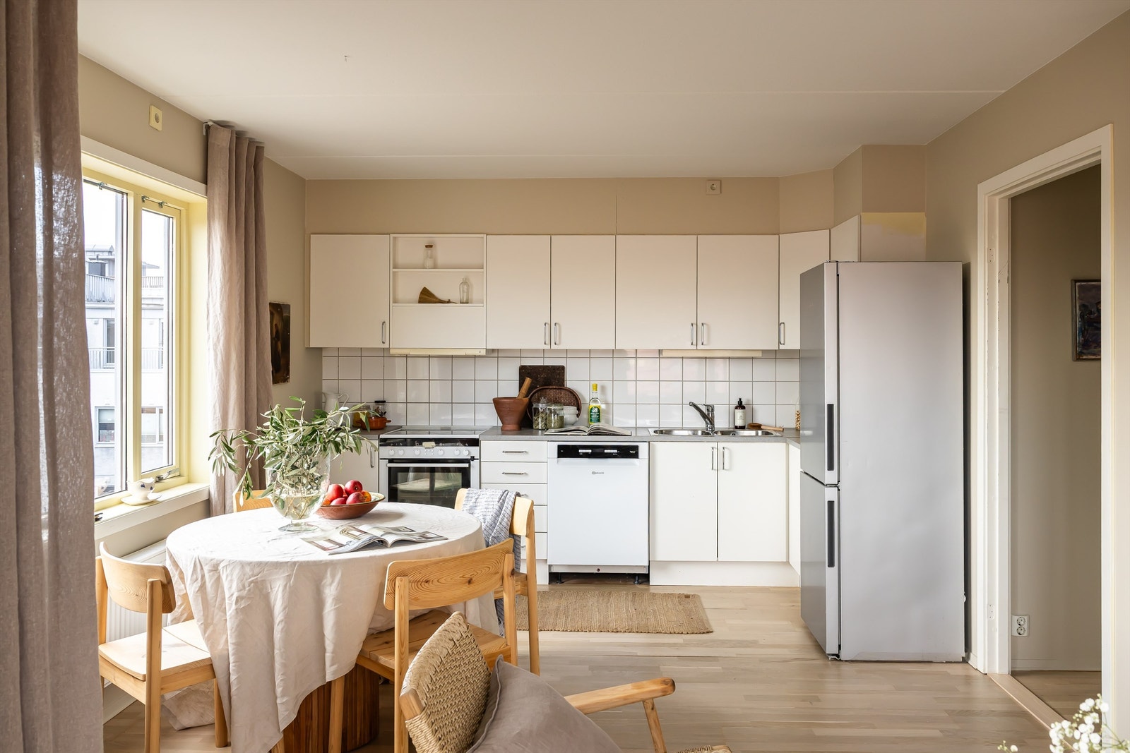 Kjøkkenet er i åpen løsning mot stuen og i overgang mellom kjøkken og stue er det god plass til spisebord. Galleribilde