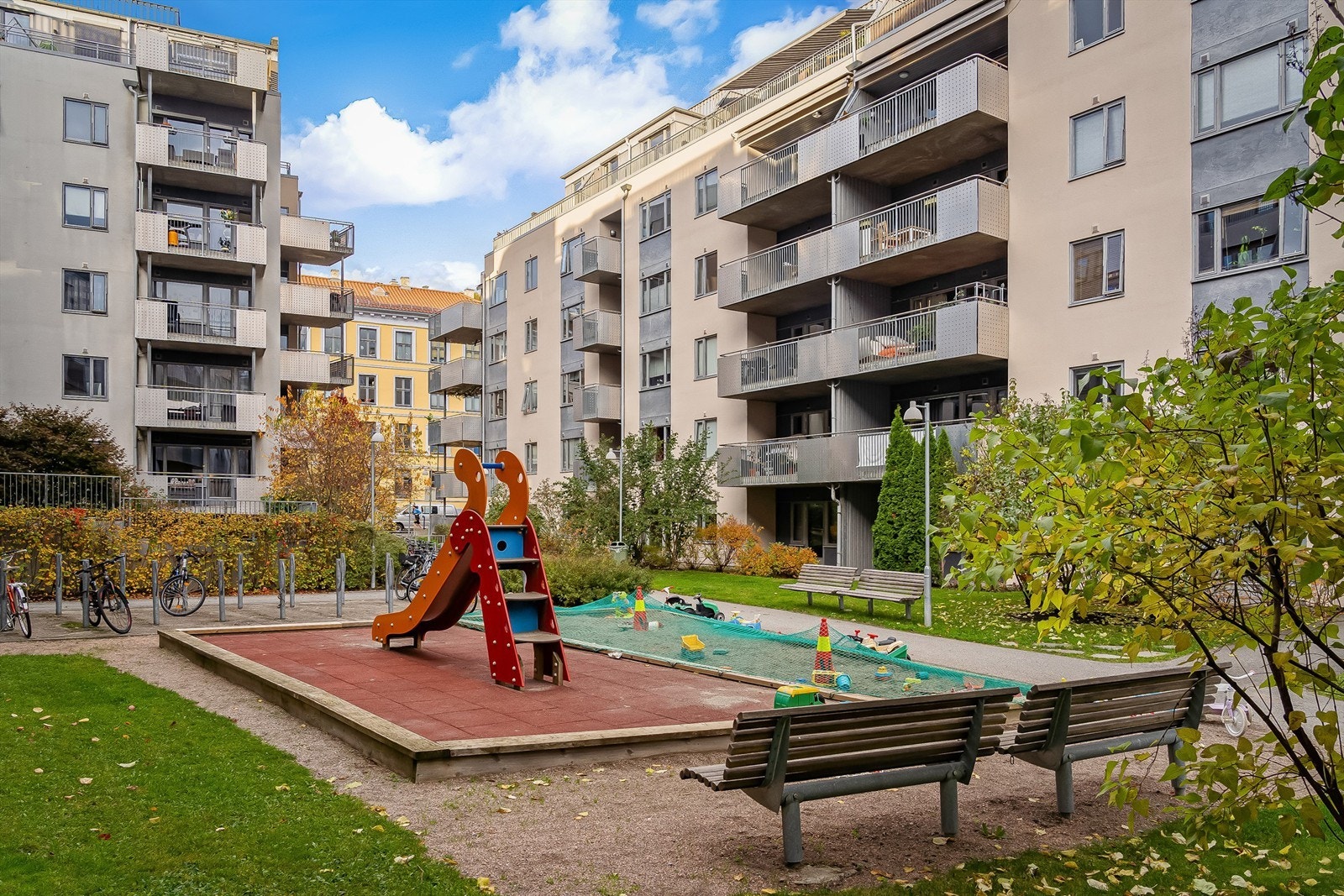 Hyggelig bakgård med lekepark. Galleribilde