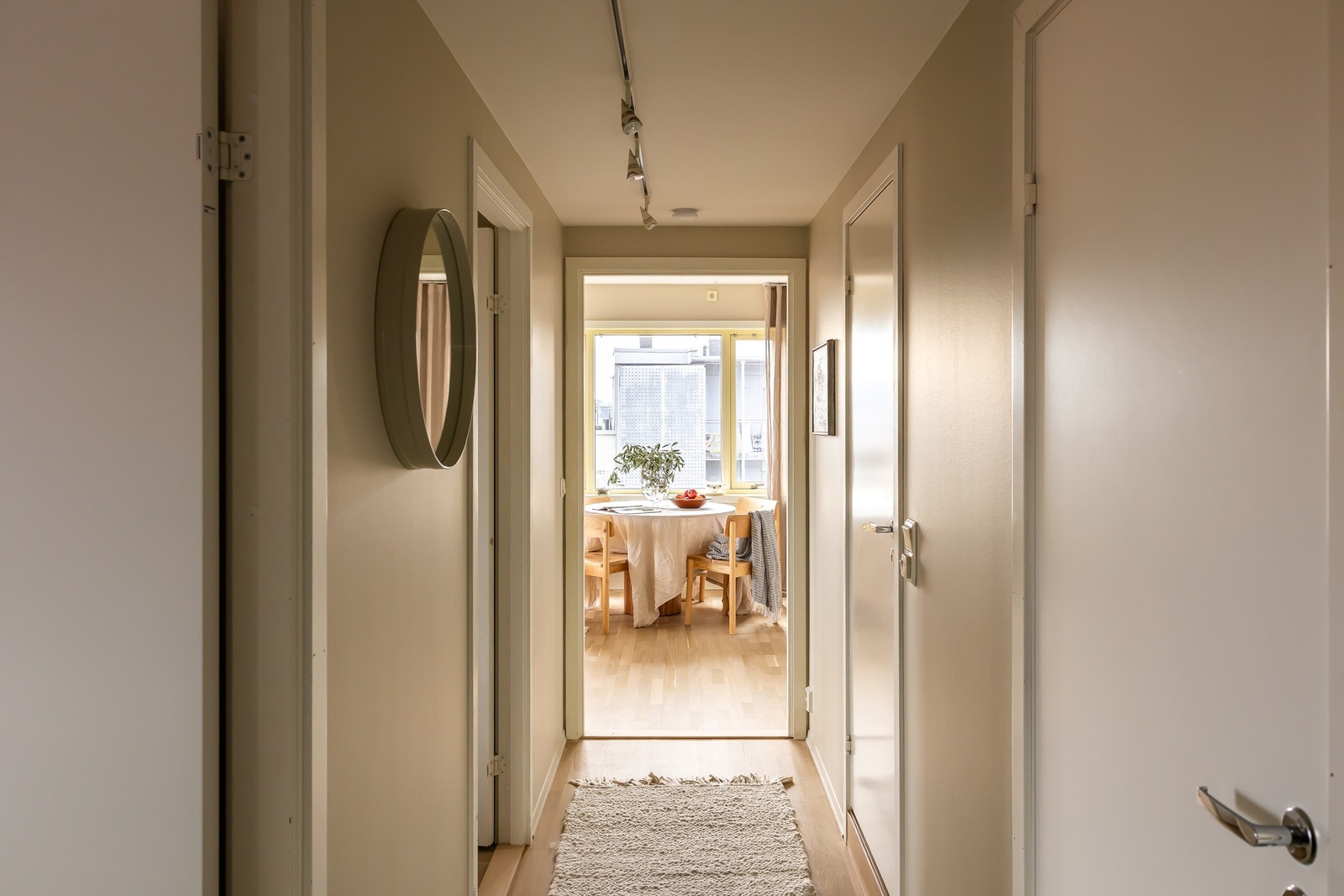 God plass i entréen som leder til alle rom i leiligheten. Galleribilde